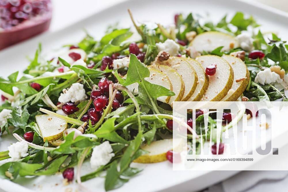 Salad pomegranate, Healthy dandelion salad with pear fruit, pomegranate and fresh cheese close up, Healthy dandelion salad with pear fruit, pomegranate and fresh cheese close up, 29.04.2022,