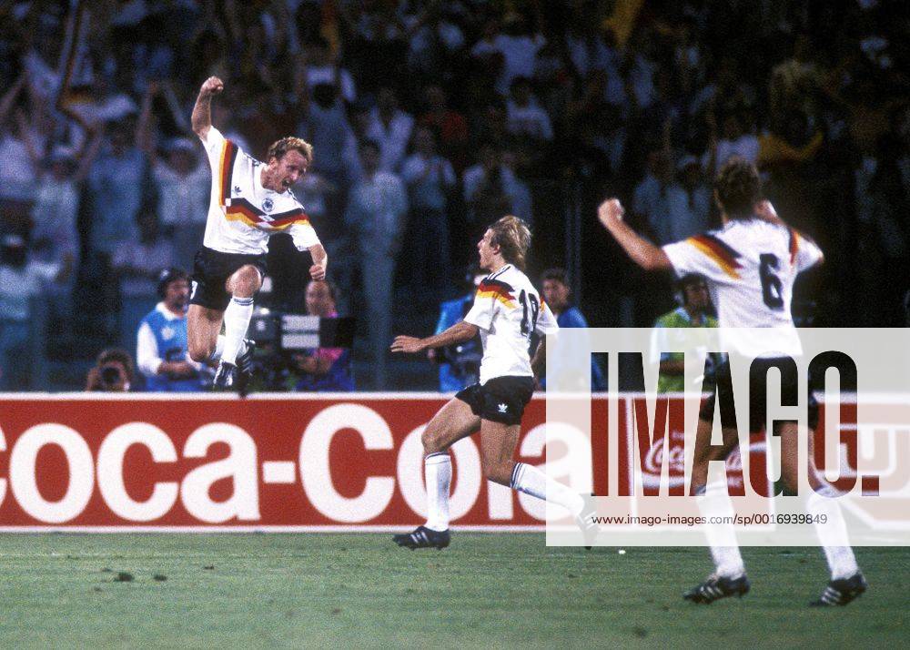 BREHME Andreas erzielt das 1 : 0 durch einen Strafstoss Jubel mit KLINSMANN Juergen FIFA Fussball Weltmeisterschaften 1990 in Italien Finale Deutschland-Argentinien 1 : 0 am 08.07.1990 im Stadio Olimpico Rom