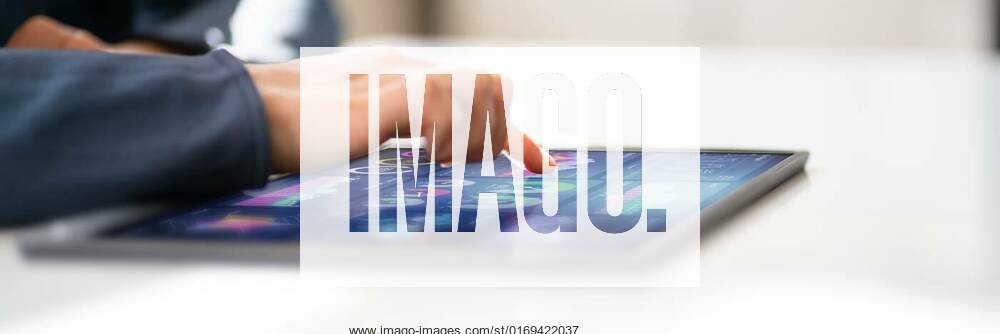 IMAGO Creative: Business, Innovative Technologie-Lösungen Investor KPI Analytics Graph. Hand Pointing, Investor KPI Analytics Graph. Hand Pointing At Data, Investor KPI Analytics Graph. Hand Pointing At Data property released , 13.05.2022,