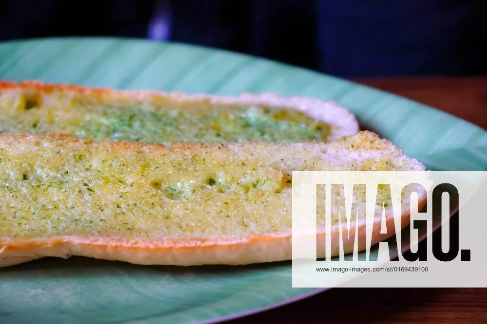 IMAGO Creative, Food, Brot, Knoblauchbrot Garlic bread, white bread with garlic butter, still life, closeup and detail view, Garlic bread, white bread with garlic butter, still life, closeup and detail view, Garlic bread, white bread with garlic butter, still life, closeup and detail view, 19.05.2022,