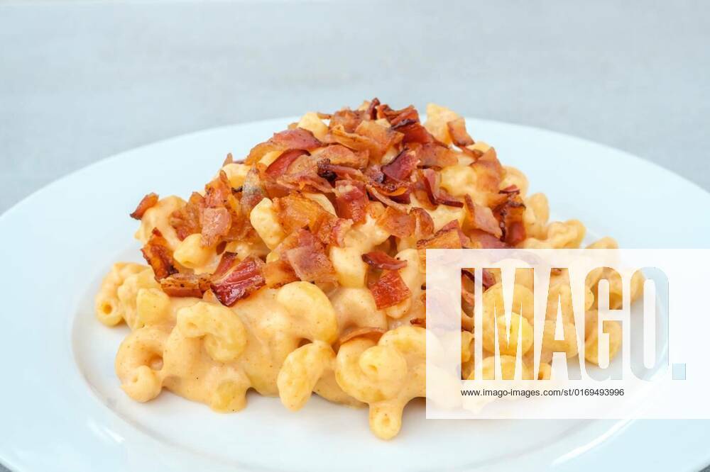 Mac and cheese with bacon, Portion of macaroni and cheese with bacon topping, Portion of macaroni and cheese with bacon topping, 14.06.2022,