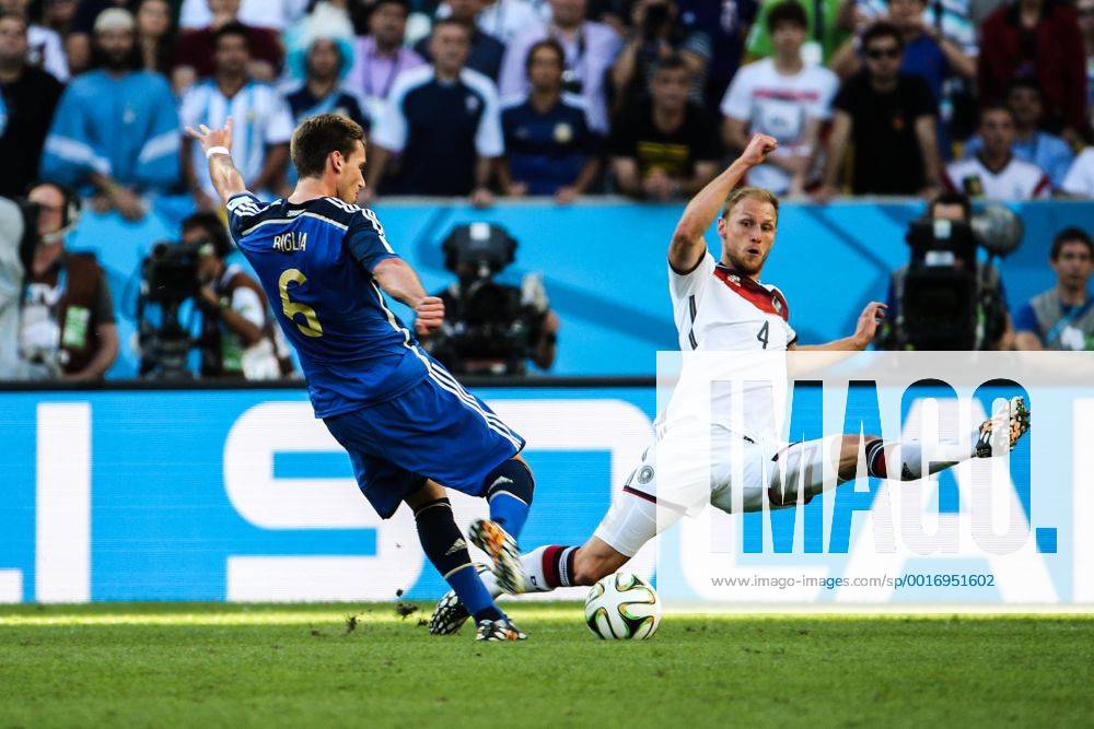 Lionel Messi gegen Benedikt Höwedes RIO DE JANEIRO, RJ. ( x(4095)xCarlosxEzequielxVannonix (25552)