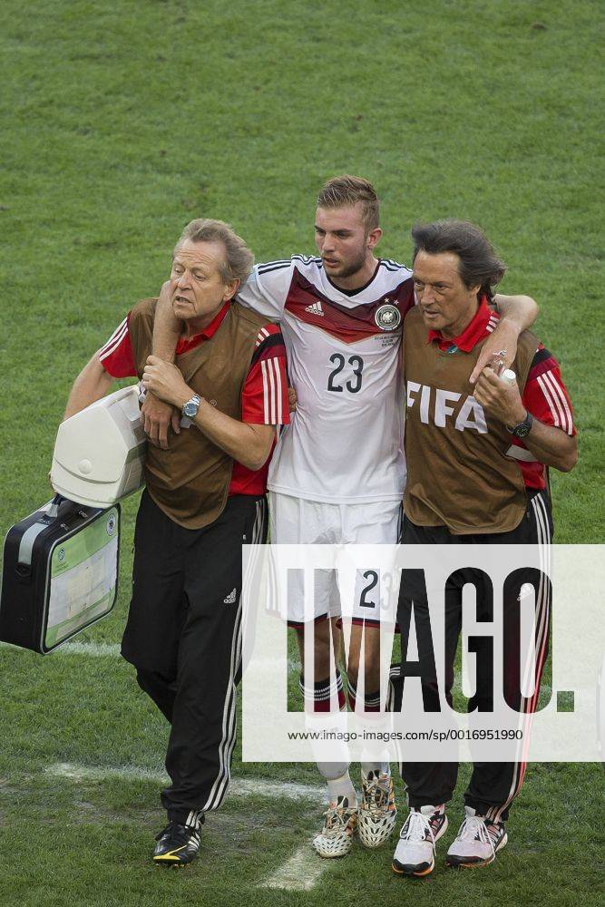 Christoph KRAMER wird von Dr. Hans Wilhelm Müller Wohlfahrt und Physiotherapeut Klaus Eder vom Platz geführt MARTINEZx