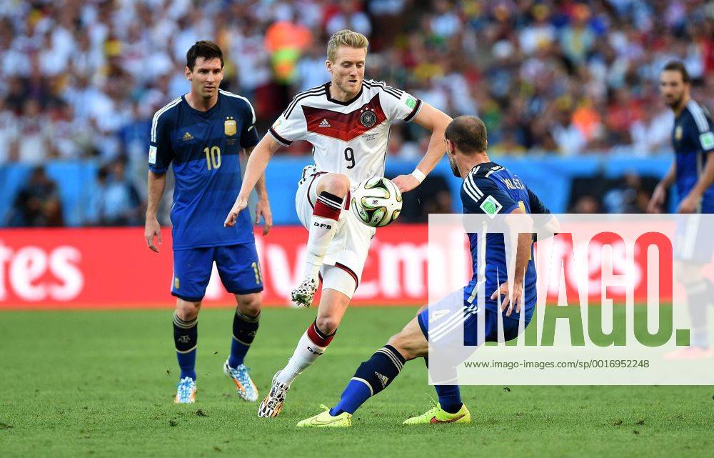 FUSSBALL WM 2014 FINALE Deutschland - Argentinien 13.07.2014 Andre Schuerrle (Mitte, Deutschland) gegen Lionel Messi (li) und Pablo Zabaleta (re, Argentinien)