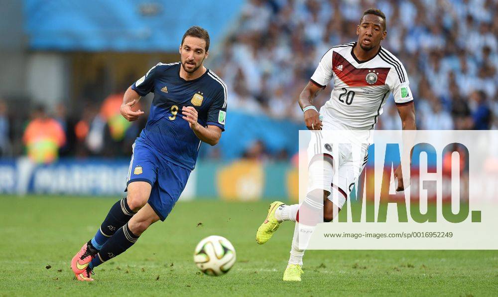 FUSSBALL WM 2014 FINALE Deutschland - Argentinien 13.07.2014 Gonzalo Higuain (li, Argentinien) gegen Jerome Boateng (re, Deutschland)