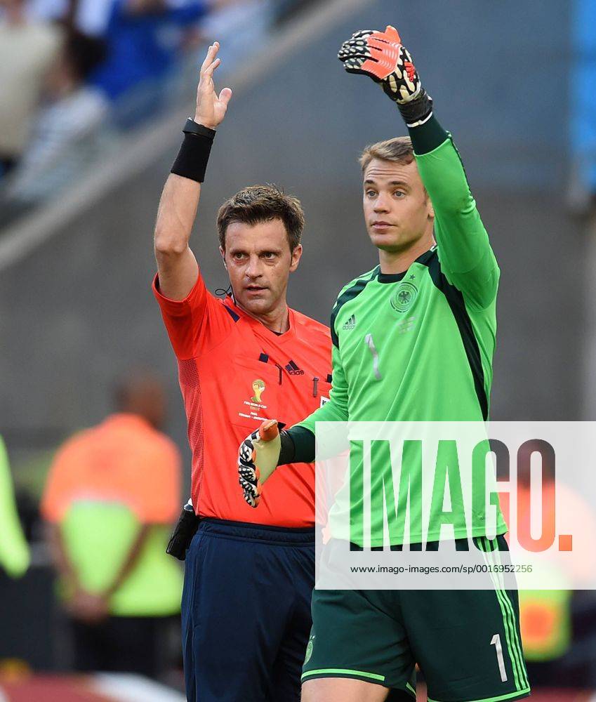 FUSSBALL WM 2014 FINALE Deutschland - Argentinien 13.07.2014 Schiedsrichter Nicola Rizzoli (li) und Torwart Manuel Neuer (Deutschland)