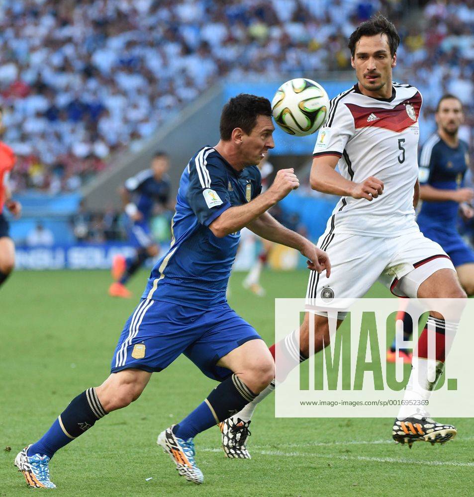 RIO DE JANEIRO, July 13, 2014 (Xinhua) -- Argentina s Lionel Messi (L) controls the ball against Germany s Mats Hummels during the final match between Germany and Argentina of 2014 FIFA World Cup at the Estadio do Maracana Stadium in Rio de Janeiro, Brazil, on July 13, 2014. (Xinhua Liu Dawei)(pcy) (SP)BRAZIL-RIO DE JANEIRO-WORLD CUP 2014-FINAL-GERMANY VS ARGENTINA