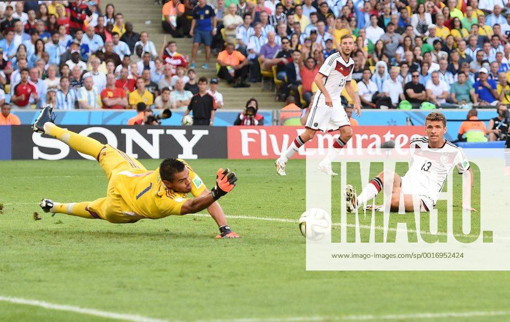FUSSBALL WM 2014 FINALE Deutschland - Argentinien 13.07.2014 Thomas Mueller (re, Deutschland) gegen Torwart Sergio Romero (li, Argentinien)