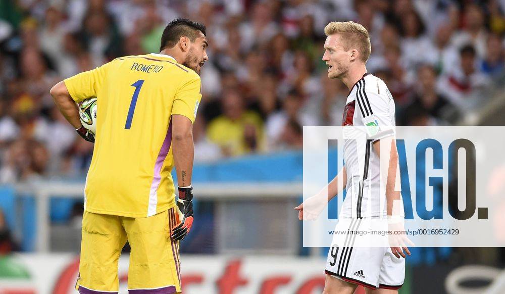 FUSSBALL WM 2014 FINALE Deutschland - Argentinien 13.07.2014 Andre Schuerrle (li, Deutschland) und Torwart Sergio Romero (re, Argentinien) sind nicht einer Meinung