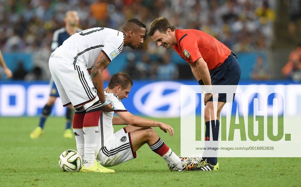 FUSSBALL WM 2014 FINALE Deutschland - Argentinien 13.07.2014 Jerome Boateng (li, Deutschland) und Schiedsrichter Nicola Rizzoli (re, Italien) kuemmern sich um Philipp Lahm (Mitte, Deutschland)
