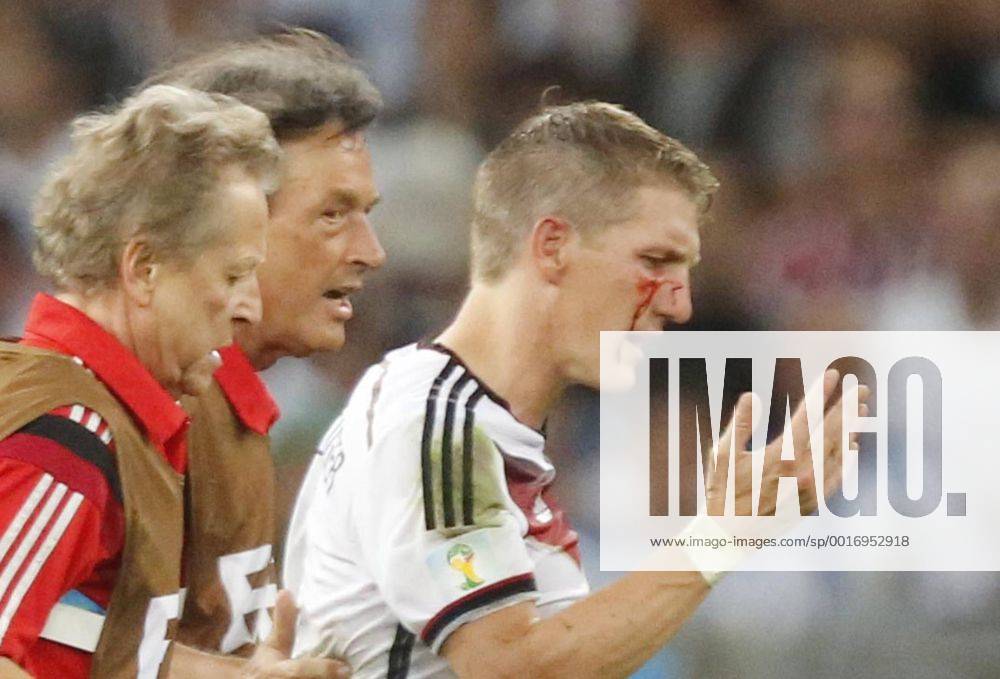 Bastian SCHWEINSTEIGER, DFB 7 Verletzung, Verstauchung, Zerrung, Tape, Verband, Tapeverband, Wunde, Verletzung, Eis, Druckverband, Kompression, Kompressionsverband DEUTSCHLAND - ARGENTINIEN FIFA Fussball WM FINALE Weltmeisterschaft am 13.07.2014 im Maracana Stadion von Rio de Janeiro