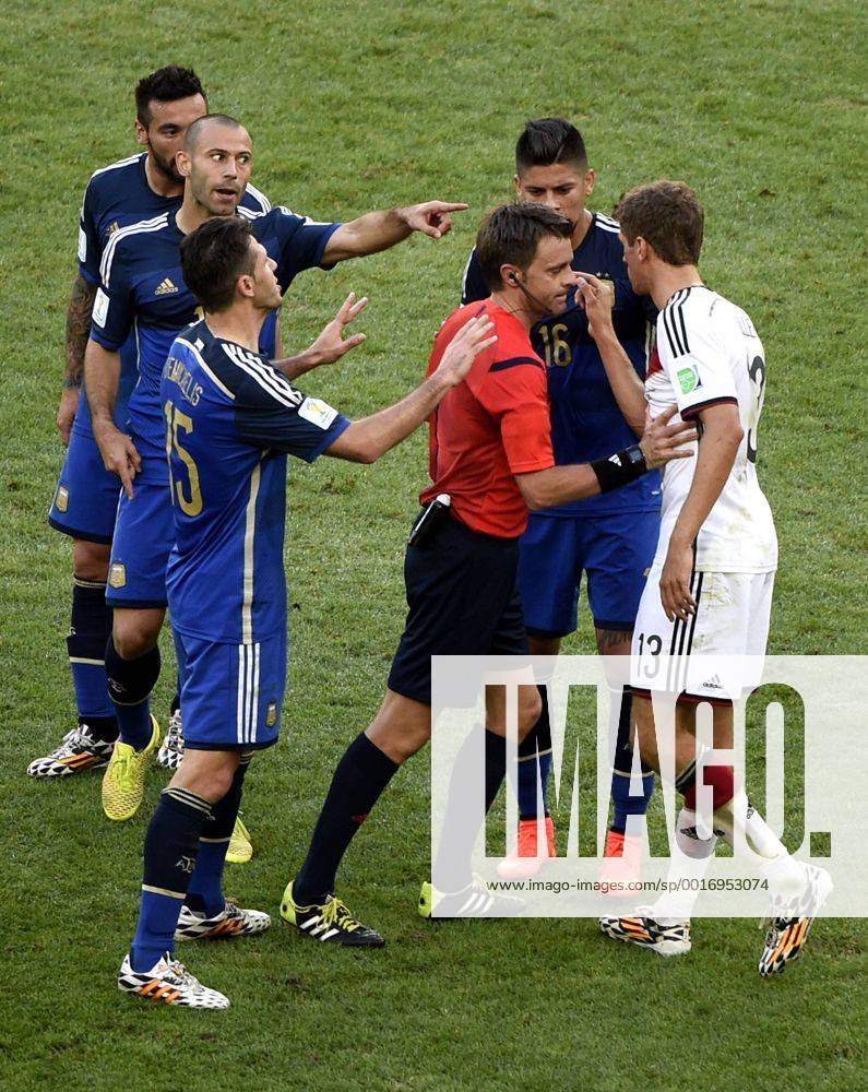 RIO DE JANEIRO, July 13, 2014 (Xinhua) -- Germany s Thomas Muller (1st R) argues with Argentina s Javier Mascherano (2nd L) during the final match between Germany and Argentina of 2014 FIFA World Cup at the Estadio do Maracana Stadium in Rio de Janeiro, Brazil, on July 13, 2014. (Xinhua Lui Siu Wai)(rh) (SP)BRAZIL-RIO DE JANEIRO-WORLD CUP 2014-FINAL-GERMANY VS ARGENTINA