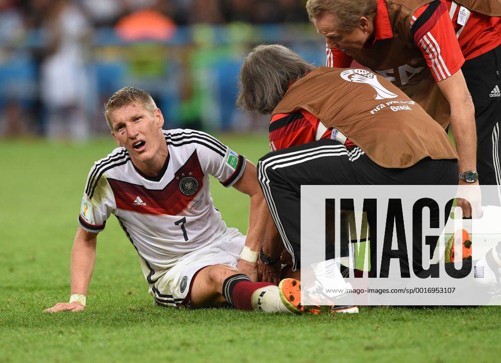 FUSSBALL WM 2014 FINALE Deutschland - Argentinien 13.07.2014 Bastian Schweinsteiger (Deutschland) wird von Hans-Wilhlem Mueller-Wohlfahrt behandelt