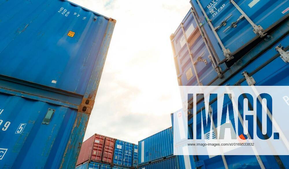 IMAGO Creative: Business, Inflation und Lieferketten Blue and red logistic container against white sky. Cargo and shipping business. Container ship for import and export logistics. Logistic industry. Container for truck transport and air logistic., Blue and red logistic container against white sky. Cargo and shipping business. Container ship for import and export logistics. Logistic industry. Container for truck transport and air logistic., Blue and red logistic container against white sky. Cargo and shipping business. Container ship for import and export logistics. Logistic industry. Container for truck transport and air logistic., 27.06.2022,