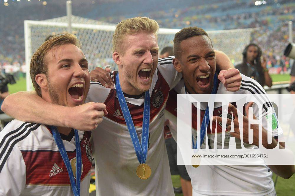 Fussball WM 2014, Finale Deutschland - Argentinien, v.l. Mario Götze (Deutsche Fussball Nationalmannschaft DFB), Andre Schürrle (Deutsche Fussball Nationalmannschaft DFB), Jerome Boateng (Deutsche Fussball Nationalmannschaft DFB) jubeln jubelt nach Spielende.