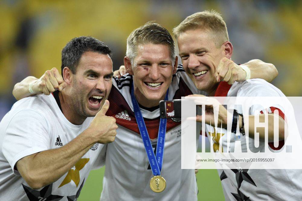 Fussball WM 2014 - Finale: Deutschland - Argentinien in Rio de Janeiro, Maracana Stadion. Selfie nach der Siegerehrung, v.li: Shad Forsythe (Fitnesstrainer DFB), Bastian Schweinsteiger (Deutschland), und ein Betreuer machen ein Selbstportrait mit dem Handy.