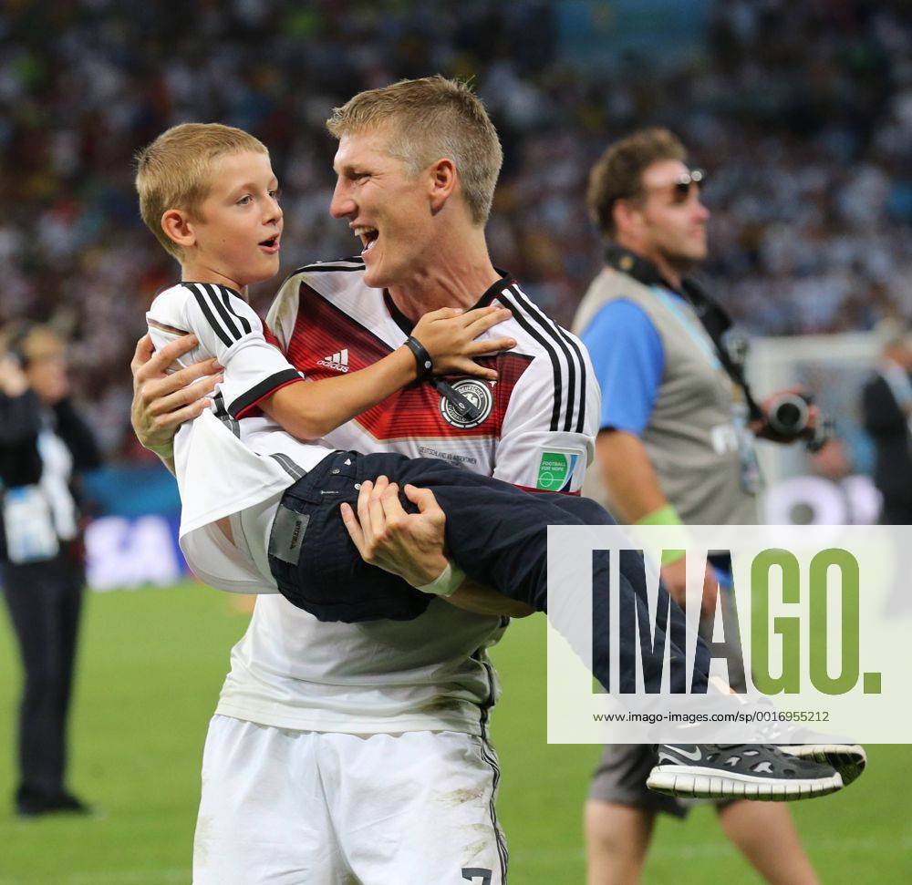 Rio de Janeiro, FIFA, Fussball Männer, Fussball Welltmeisterschaften 2014, FIFA world cup 2014 ,Final, Finale, Deutschland vs Argentinien , Germany vs Argentina 13.07.2014, Estadio Maracana, Rio de Janeiro, Bastian Schweinsteiger, Deutschland, mit Sohn von Miroslav Klose,