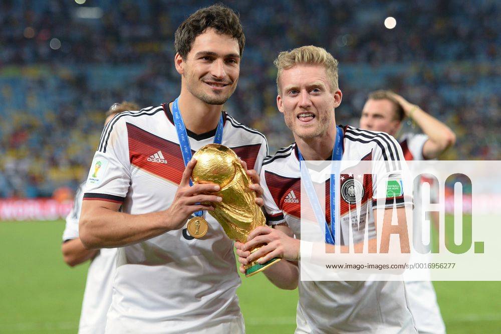 V.li:Mats HUMMELS (GER),Andre Schürrle,SCHÜRRLE (GER) mit Pokal, Siegerehrung,Trophy,Cup,Jubel, Freude,Begeisterung,Aktion, Deutschland (GER) - Argentinien (ARG) 1-0 n.V Finale,Final,Spiel 64, am 13.07.2014 in Rio de Janeiro. Fussball Weltmeisterschaft 2014