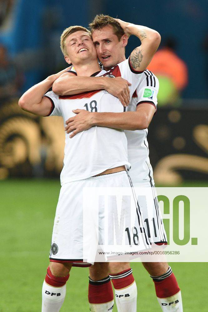 Schlussjubel Toni KROOS (GER) mit Miroslav KLOSE (GER),Jubel,Freude,Begeisterung,Aktion,Umarmung. Deutschland (GER) - Argentinien (ARG) 1-0 n.V Finale,Final,Spiel 64, am 13.07.2014 in Rio de Janeiro. Fussball Weltmeisterschaft 2014