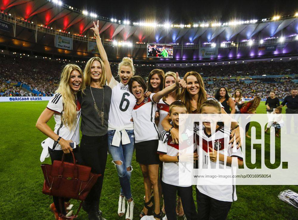 V.li.: Lisa ROSSENBACH, Freundin von Roman Weidenfeller, Sarah BRANDNER, Freundin von Bastian Schweinsteiger, Lena GERCKE, Freundin von Sami Khedira, Kathrin GILCH Freundin von Manuel NEUER, Lena Stiffel, Freundin von Julian DRAXLER, Lisa WESSELER, Freundin von Benedikt Höwedes, Sylwia, Ehefrau von Miroslav Klose mit den Söhnen Luan und Noah; DEUTSCHLAND - ARGENTINIEN 1-0 FIFA Fussball WM FINALE Weltmeisterschaft am 13.07.2014 im Maracana Stadion von Rio de Janeiro