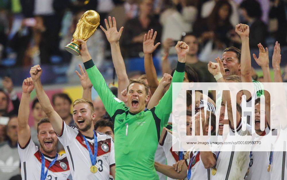 Manuel NEUER, DFB 1 Weltmeister WM-Pokal, WM, Trophy, FIFA-WM-Pokal, FIFA World Cup Trophy, DEUTSCHLAND - ARGENTINIEN FIFA Fussball WM FINALE Weltmeisterschaft am 13.07.2014 im Maracana Stadion von Rio de Janeiro