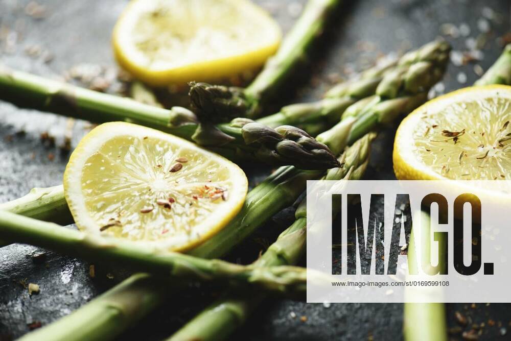 IMAGO Creative: Food, Spargel Closeup of asparagus with lemon and spices, Vegetarian cuisine recipe. Fresh asparagus with lemon and spices on black plate closeup., Vegetarian cuisine recipe. Fresh asparagus with lemon and spices on black plate closeup., 27.07.2022,