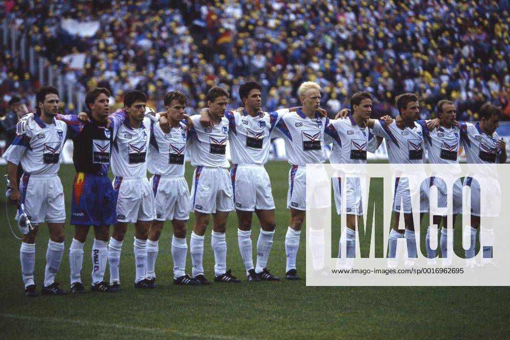 Allgemein, die Mannschaft von Hertha BSC II vor dem Spiel, Mannschaftsfoto, Teamfoto, Fussball DFB Pokal Finale am 12.06.1993, mit dabei Torwart Christian Fiedler, Sven Meyer, Oliver Schmidt, Karsten Nied, Gerald Klews, Andreas Schmidt, Oliver Holzbecher, Wolfgang Kolczyk, Carsten Ramelow (7.v.li.), Sven Kaiser, Ayhan Gezen