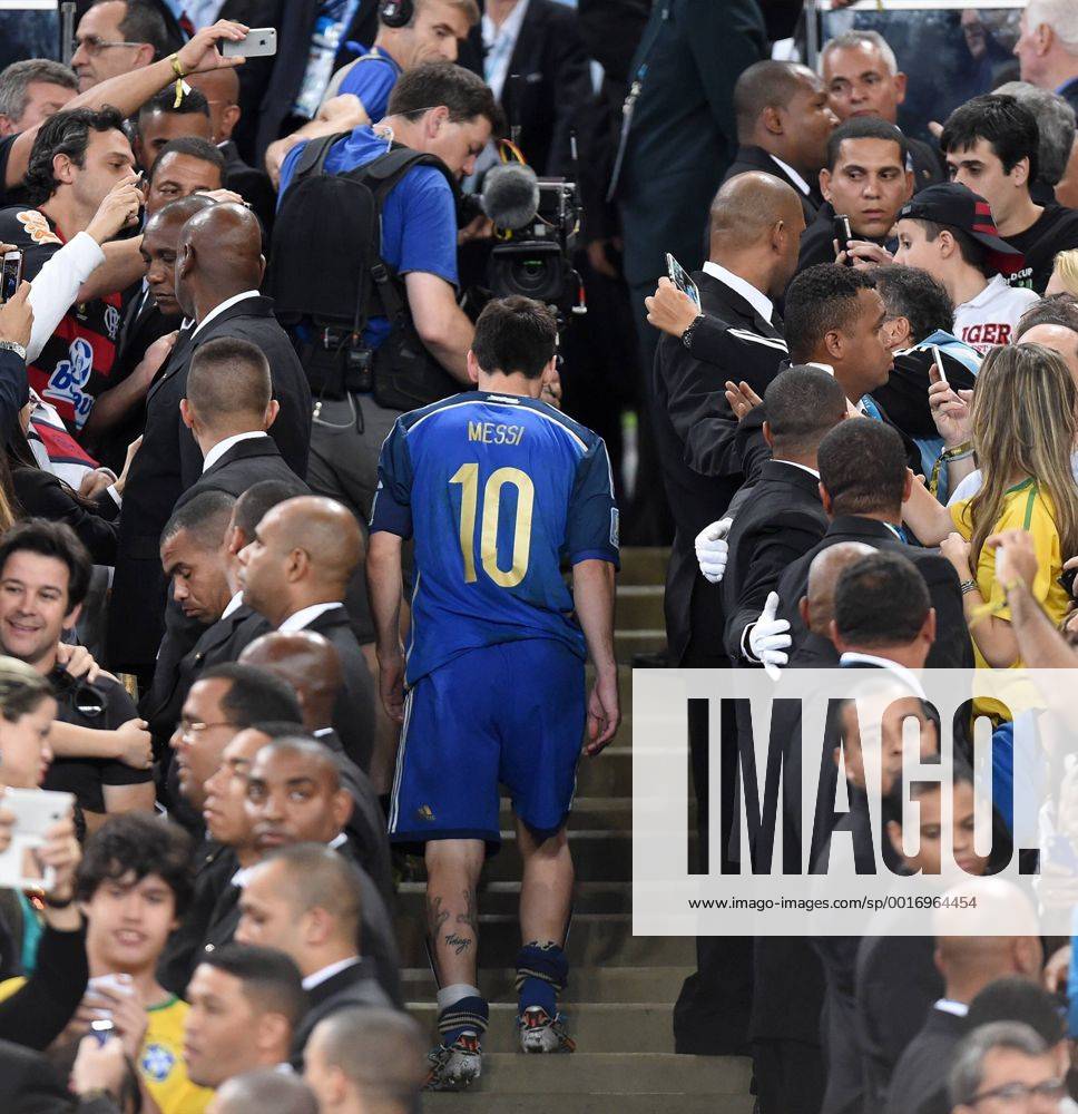 FUSSBALL WM 2014 FINALE Deutschland - Argentinien 13.07.2014 Schwerer Gang: Lionel Messi (Argentinien)muss als Verlierer zum Siegerpodest