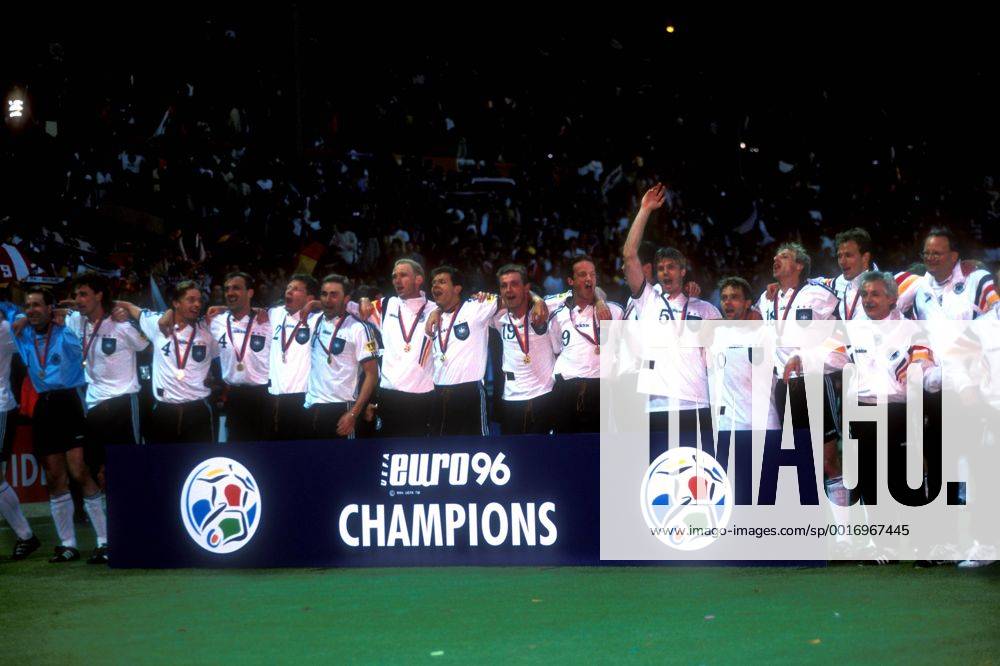 TEAM MANNSCHAFT DEUTSCHLAND EUROPAMEISTER bei der Siegeehrung UEFA Fussball Europameisterschaften 1996 in England Fussball Finale Fussball Europameisterschaften 1996 in Wembley Tschechien-Deutschland