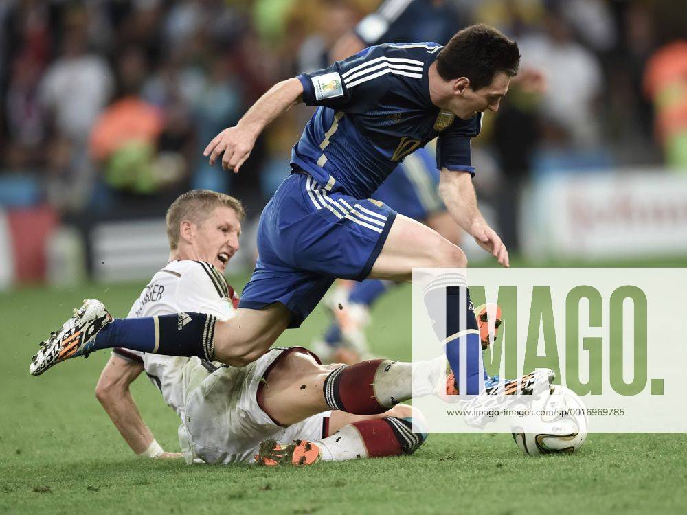 Fussball WM 2014, Finale Deutschland - Argentinien, v.l. Bastian Schweinsteiger (Deutsche Fussball Nationalmannschaft DFB), Lionel Messi (Team Argentinien)