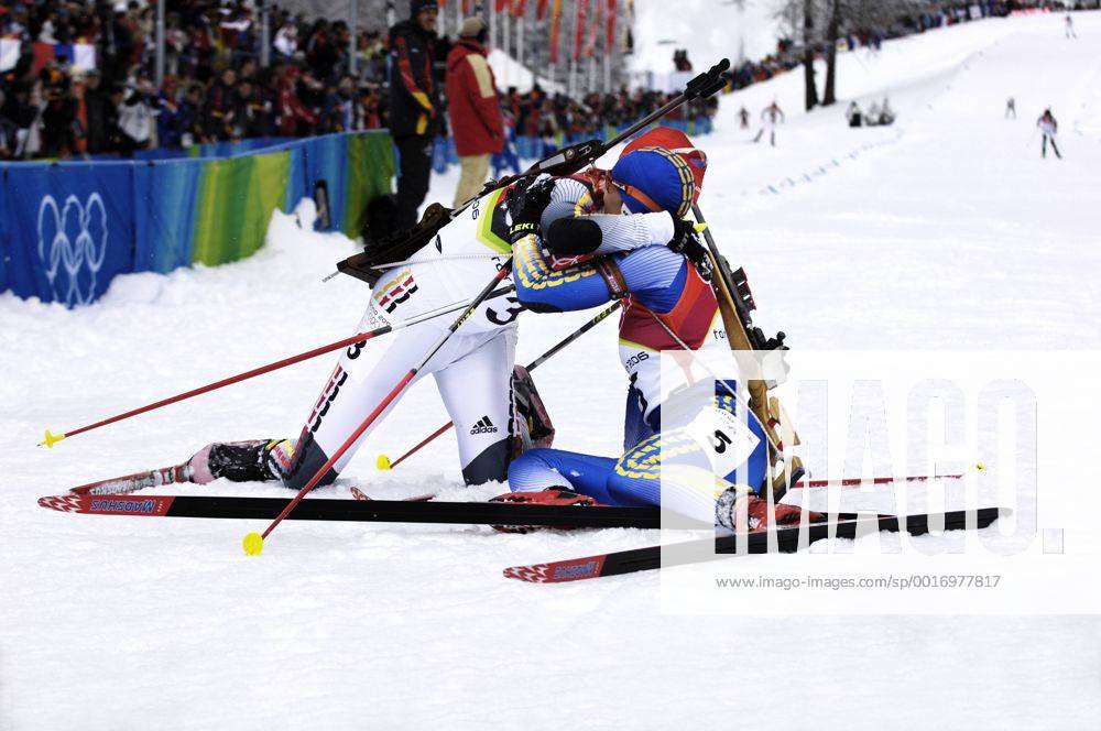 WILHELM Kati GER 2.Platz mit der Siegerin OLOFSSON Anna Biathlon Massenstart der Frauen am 25.02.2006 in Cesana Olympische Winterspiele 2006 in Turin Italien