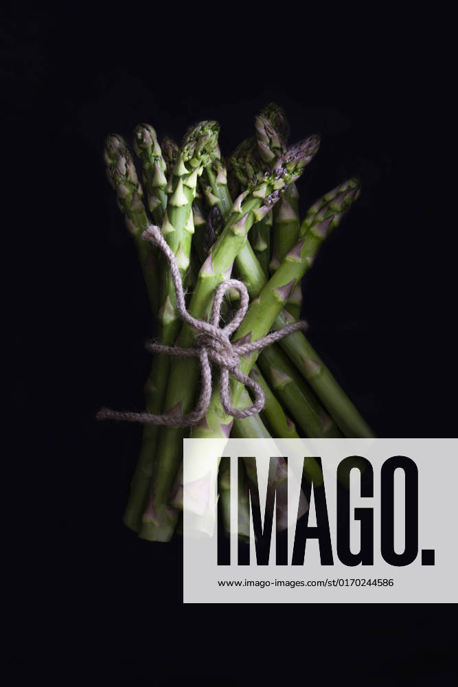 IMAGO Creative: Food, Spargel Brunch of fresh asparagus on a black background.