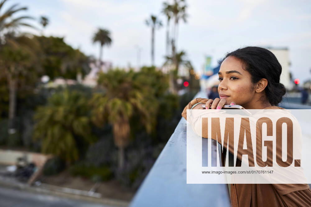 IMAGO Creative: Business, Innovative Technologie-Lösungen Thoughtful woman with head resting on arms at railing Santa Monica, California, United States CR_JAJEES221010-1055086-01 ,model released, Symbolfoto