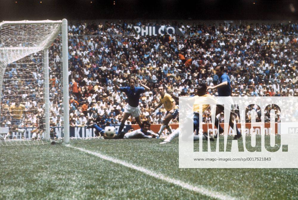 WM Finale 1970 - Pele (Brasilien) mit großer Chance, Torwart Enrico Albertosi (Italien) schon am Boden