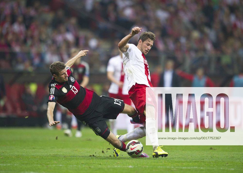 Thomas Mueller (Deutschland links) gegen Maciej RYBUS (POL) Fussball Länderspiel EM-Qualifikation: Polen - Deutschland in Warschau, Polen am 11.10.2014,