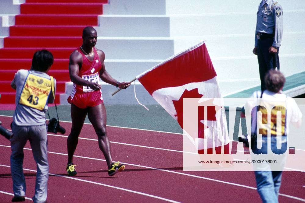 Ben Johnson (Kanada) auf der Ehrenrunde mit der Nationalfahne Leichtathletik OS Sommer Herren Olympische Spiele 1988, Olympia, Olympiade, Sommerspiele, Südkorea, 100m, 100 m, Sprint, Gruppe Olympiastadion Seoul Begeisterung,