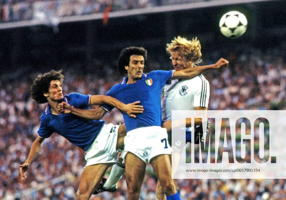 FIFA WM 1982 11.07.1982, Fussball, FIFA WM 1982 in Spanien, Finale, Italien - BRD Deutschland (DFB) (3:1): v.l. Fulvio Collovati, Gaetano Scirea (beide Italien), Horst Hrubesch (Deutschland).