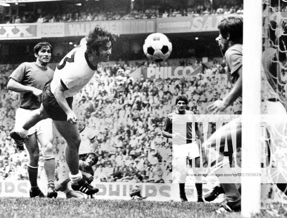 Gerd Müller (BR Deutschland) erzielt gegen Gianni Riva (Italien) das Tor zum 3:3