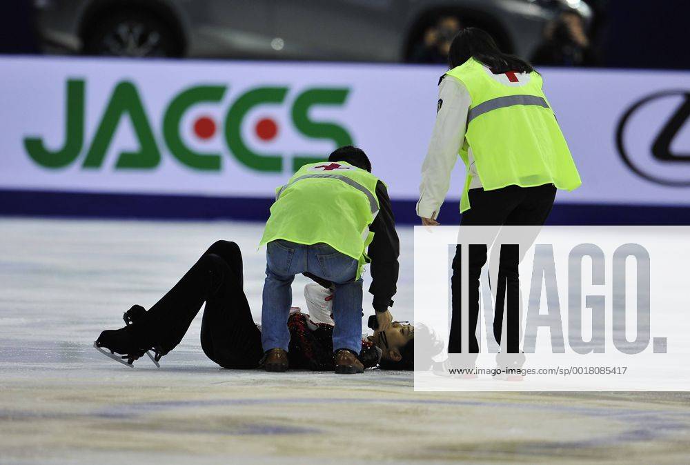 Nov. 8, 2014 - Shanghai, Popular Republic of China - Participating men, YUZURU HANYU (JAPAN) waiting for the paramedics during the warm up. Lexus Shanghai ISU Grand Prix at Oriental Sport Center in Shanghai est China. Lexus Cup of China ISU Grand Prix of Figure Skating - 2014 - ZUMAm119