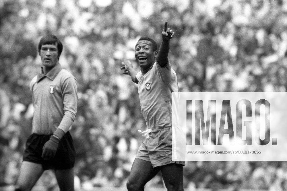 Weltmeisterschaft Finale, Brasilien - Italien in Mexiko-Stadt: Pele (li., Brasilien), li.: Torwart Enrico Albertosi (Italien)