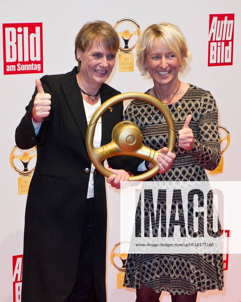 Vl: Jutta KLEINSCHMIDT (Rallyefahrerin) und Isolde HOLDERIED (Rennfahrerin) Verleihung von Das Goldene Lenkrad 2014 in Berlin, Deutschland am 11.11.2014.