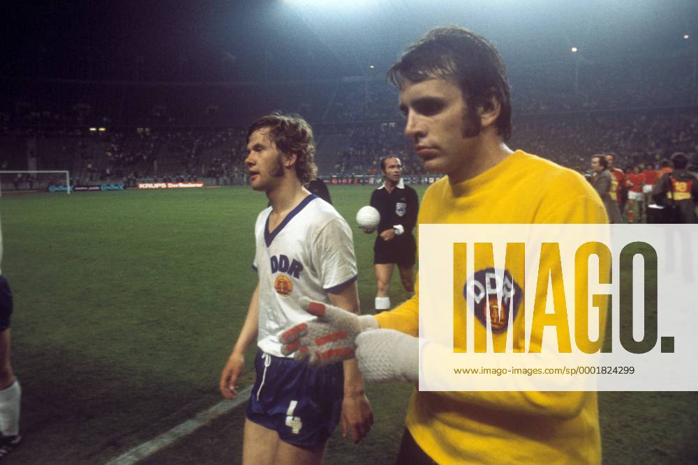 Torwart Jürgen Croy und Konrad Weise (beide DDR) - Abgang Fußball WM Herren Weltmeisterschaft 1974, Länderspiel, Nationalmannschaft, Nationalteam, Nationaltrikot, Vdia Gruppe Olympiastadion, Gruppe 1 Berlin Enttäuschung,