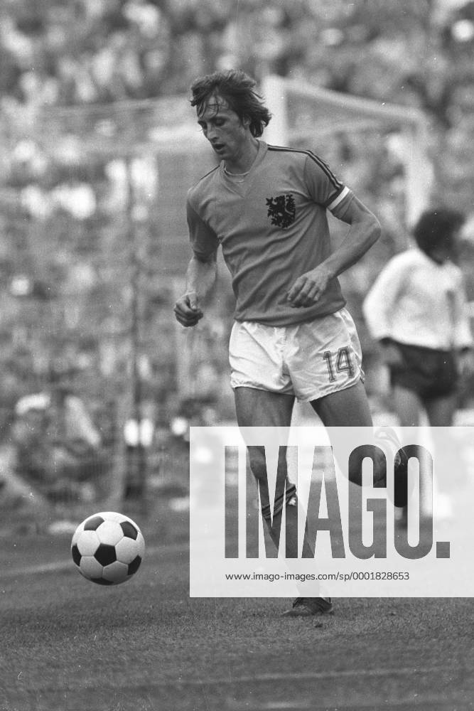 Johan Cruyff (Niederlande) am Ball Fußball WM Herren Weltmeisterschaft 1974, Länderspiel, Nationalmannschaft, Nationalteam, Nationaltrikot, Vneg, Vsw Einzelbild Finale, Endspiel München
