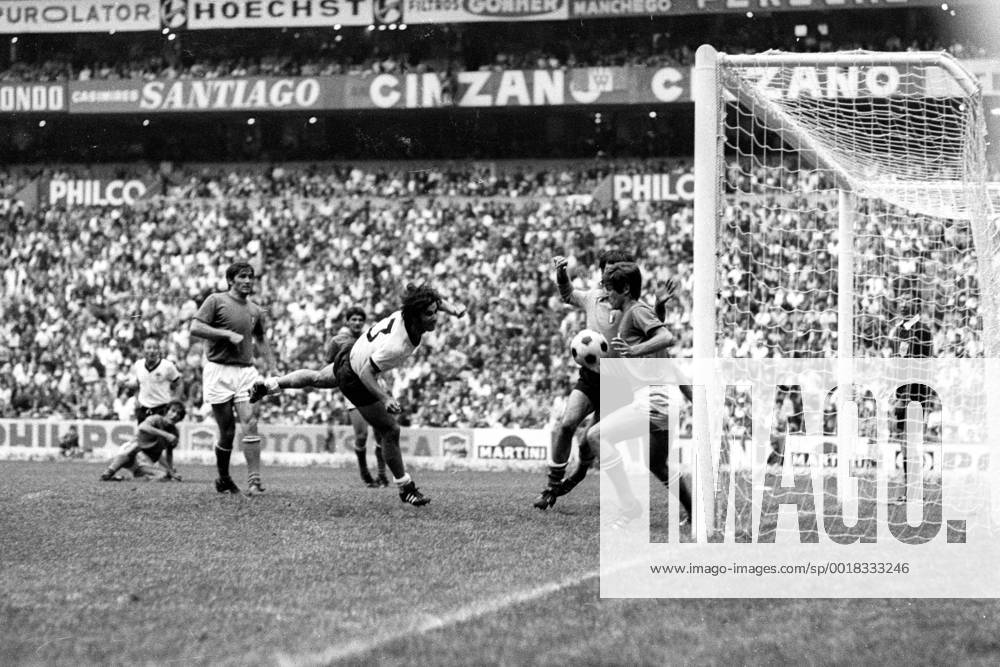 Weltmeisterschaft Halbfinale, Italien - BR Deutschland in Mexiko-Stadt: Gerd Müller (mi., BRD) trifft gegen Torwart Enrico Albertosi (li.hi.) und Gianni Rivera (beide Italien) zum 3:3