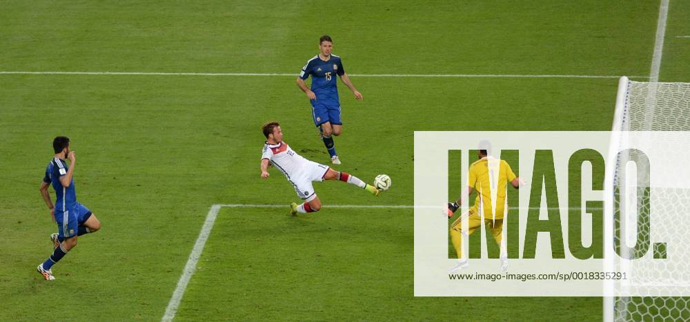 World Cup 2014: Argentina vs Germany Rio de Janiero Brazil 13th July 2014 World Cup final 2014 Argengtina vs Germany Mario Goetze scores the only goal of the game.