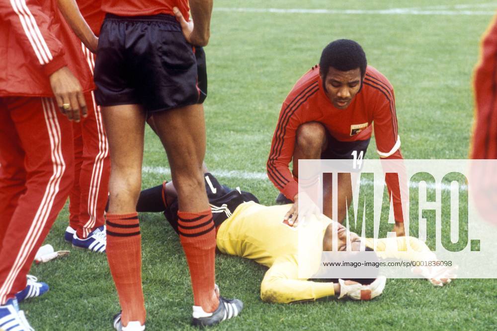 Wilner Nazaire kümmert sich um seinen verletzten Torwart Henry Francillon (beide Haiti) Fußball WM Herren Weltmeisterschaft 1974, Länderspiel, Nationalmannschaft, Nationalteam, Nationaltrikot, Vdia Gruppe Gruppe 4 München
