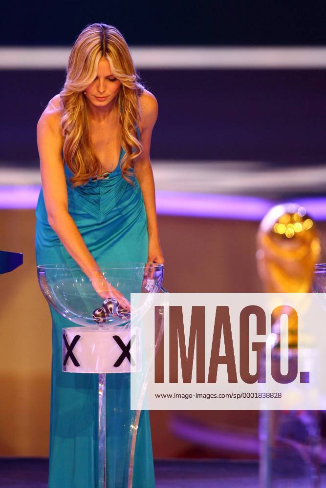 Moderatorin Fotomodel Heidi Klum (Deutschland) greift in die Losschale Fußball WM Herren Gruppenauslosung 2005, Weltmeisterschaft 2006, Endrundenauslosung, Auslosung, Gruppen, Ziehung Einzelbild Leipzig