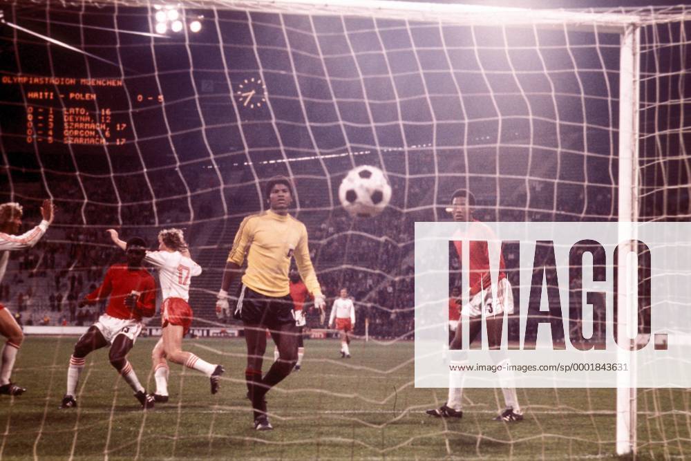 Der Ball zappelt im Netz: Torwart Henry Francillon und Arsene Auguste (re., beide Haiti) enttäuscht, während Polen das 6:0 bejubeln kann, auf der Anzeigetafel wird gerade noch Platz für den Namen des Torschützen sein Fußball WM Herren Weltmeisterschaft 1974, Länderspiel, FIFA World Cup, Worldcup, Vdia Totale Gruppe 4, Freud und Leid München Enttäuschung,