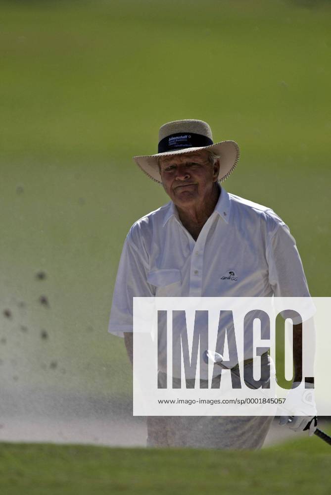 Arnold Palmer (USA) skeptisch beim Bunkerspiel - (Icon9520411) Golf Herren Administaff Small Business Classic 2005, Champions Tour, Senioren, Seniorentour Einzelbild Spring Skepsis,