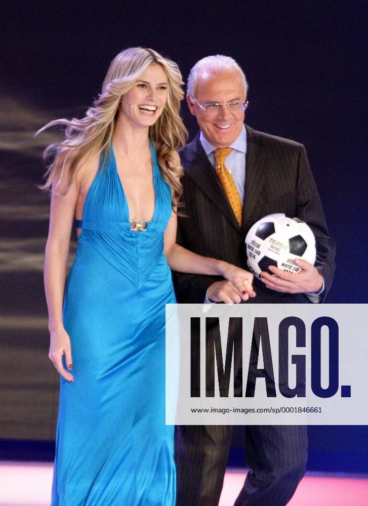 Moderatorin Fotomodel Heidi Klum und OK Präsident Franz Beckenbauer (beide Deutschland) während der Gruppenauslosung für die Weltmeisterschaft 2006 Fußball WM Herren Endrundenauslosung 2005, Weltmeisterschaft 2006, Auslosung, Gruppenauslosung, Endrundenauslosung Gruppe Leipzig Freude,